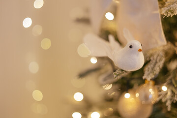 Obraz premium Beautifully illuminated Christmas decoration with sparkling lights, Christmas trees, stars, teddy bears and presents.