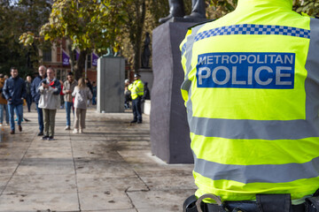 Obraz premium Metropolitan Police Officer on Patrol in London. Ensuring Public Safety and Order