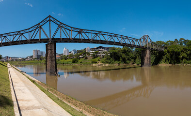 Blumenau, Santa Catarina:  Panorâmica da cidade de Blumenau com Ponte Aldo Pereira de Andrade (Ponte de Ferro) sobre Rio Itajaí-açu