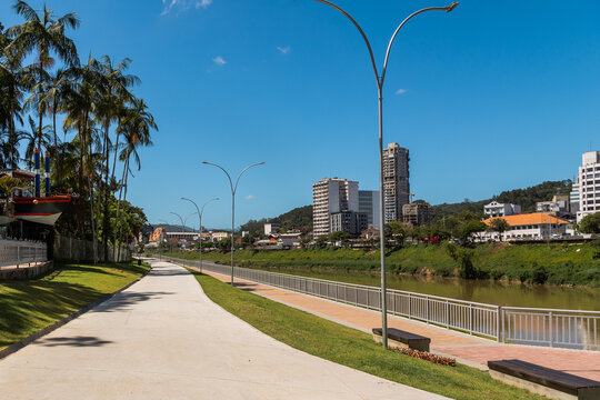 Blumenau, Santa Catarina: Cal&ccedil;ad&atilde;o da Prainha na Orla do Rio Itaja&iacute;-A&ccedil;u no centro da cidade de Blumenau