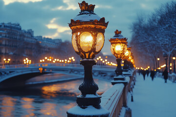 Naklejka premium A serene winter evening scene depicting cozy lamp posts embellished with snow, lining the riverbank and creating a warm, inviting glow throughout the icy landscape.