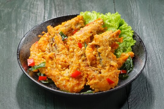 Udang Telur Asin. Salted Egg Prawns is a simple dish made from prawns, salted eggs and curry leaves.
