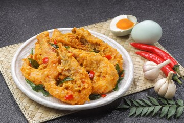 Udang Telur Asin. Salted Egg Prawns is a simple dish made from prawns, salted eggs and curry leaves.