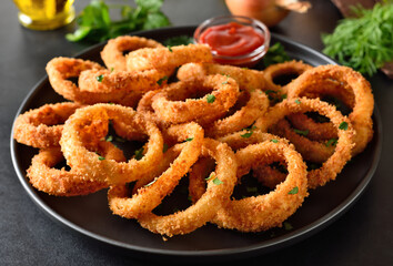 Onion rings with tomato sauce
