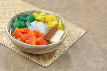 Es podeng manten is a refreshing drink with a delicious combination of fresh fruit and cinnamon sauce