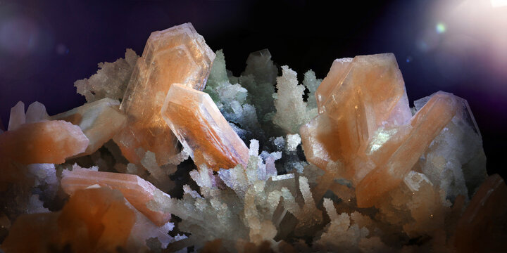 Stilbit Kristall auch Desmin oder Bl&auml;tterzeolith vor schwarzem Hintergrund