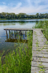 Fototapeta premium Holzsteg an einem Badesee, Brandenburg, Deutschland