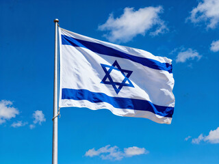 Die Israelische Fahne weht am Fahnenmast vor blauem Himmel