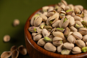 Bol de pistache décadré, négative space à gauche, intérieur, horizontal