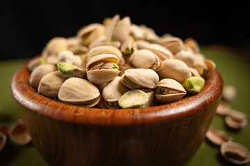 Bol de pistaches sur fond noir, intérieur, horizontal