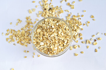 Coarsely ground oat flakes are a whole grain product obtained from oat groats.