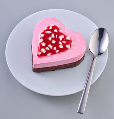 Himbeer Herzeis mit Himbeersauce, Eiscreme, isoliert, Herzform, Himbeereis, 