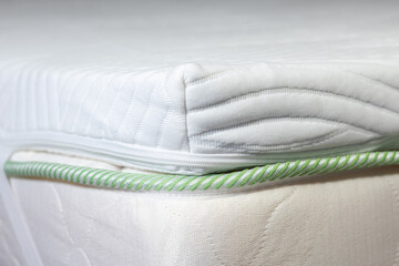 Topper mattress with a core of pressure-relieving gel foam. Adapts to body and leads away excess heat. White soft mattress.