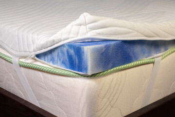 Mattress inner filling. Topper mattress with a core of pressure-relieving blue gel foam. Adapts to body and leads away excess heat.