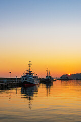 Sonnenuntergang und Fischerboote im Hafen der Stadt Sassnitz auf der Insel Rügen