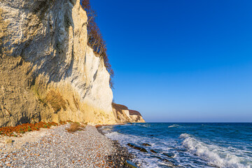 Kreidefelsen im Herbst an der Küste der Ostsee auf der Insel Rügen