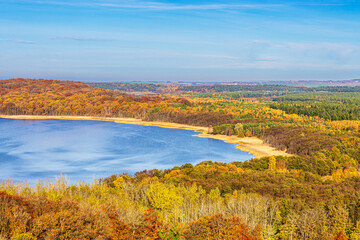 Herbstliche Wälder und Jasmunder Bodden auf der Insel Rügen