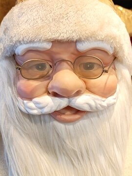 Papai Noel - Figura lend&aacute;ria, baseada na figura hist&oacute;rica de S&atilde;o Nicolau de Mira, um bispo crist&atilde;o do s&eacute;culo IV conhecido por sua generosidade. Ele &eacute; a personifica&ccedil;&atilde;o do esp&iacute;rito natalino.