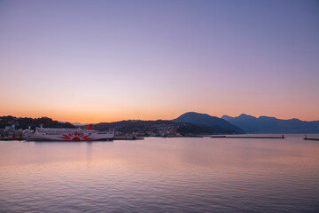 夕暮れの別府湾に停泊する船と西大分港の穏やかな海景色