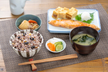 和食の一汁三菜がそろう家庭的な朝ごはんの食卓