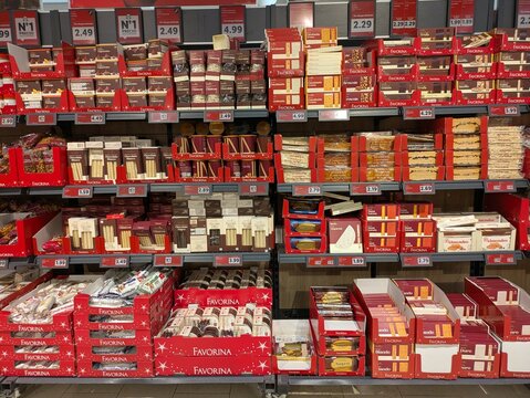 Turrones y dulces de Navidad en un estante del Lidl, Madrid, Espa&ntilde;a, 26 de noviembre de 2025