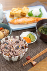 和食の一汁三菜がそろう家庭的な朝ごはんの食卓