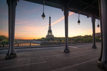 Paris en France, la tour eiffel vue du Pont de Bir-Hakeim au lever du soleil © jmbreizh