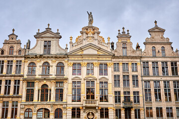 Fototapeta premium Panoramic view of the ornate historical buildings at Grand Place, the central square of Brussels, Belgium, on a sunny day. The architecture features rich details and gold embellishments
