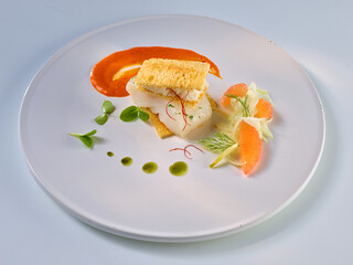Knusperbrot mit Scholle und Meerrettich geschichtet auf hellem Teller, Scholle, Pesto, fine dining, Meeresfrüchte, 
