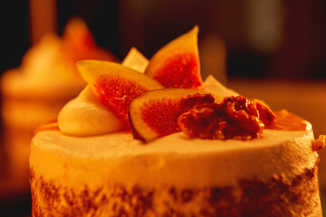 Sahnetorte mit Feigendeko und und Walnussen