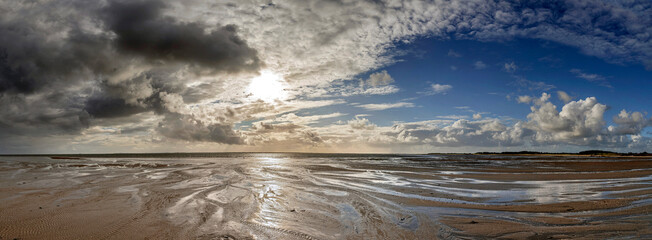 Wolkenstimmung &uuml;ber dem Wattenmeer an der Nordsee als Panoramaaufnahme