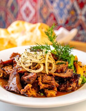 Delicioso plato de cordero tandoori con bordes crujientes y guarnici&oacute;n de verduras en un ambiente aut&eacute;ntico