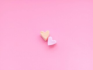 Soft pastel hearts on a clean pink background. Romantic and sweet composition ideal for Valentine’s Day creatives, social media content, greeting cards and festive promotions.