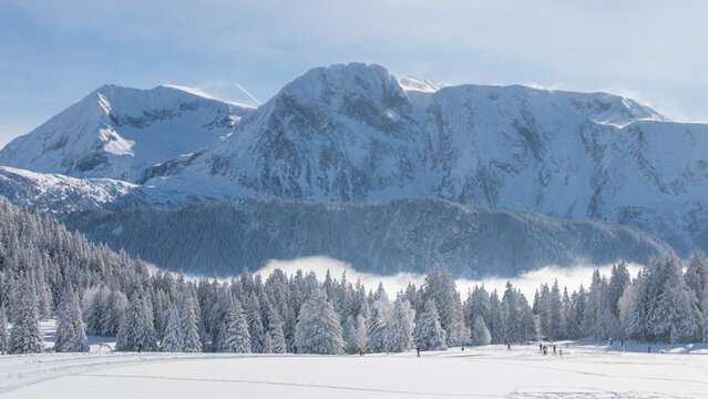 paysage de neige en hiver &agrave; Chamrousse dans le massif de Belledonne dans les alpes en France, sport d'hiver, pistes de ski de fond, sport, loisirs en hiver