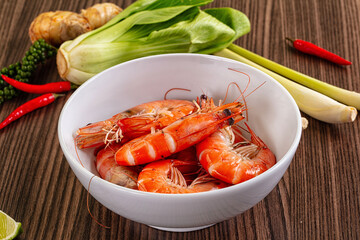 Tasty steamed prawns in the bowl
