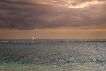 Fototapeta premium bateau en train de naviguer sur l'horizon de l'océan indien à l'île Maurice