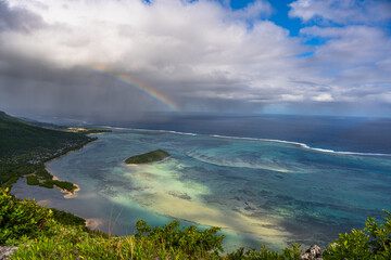 Lagon d'eau turquoise de l'île Maurice surplombé d'un arc-en-ciel depuis le sommet du Morne Brabant