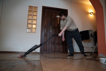 osoba sprzątająca podłogę mopem parowym