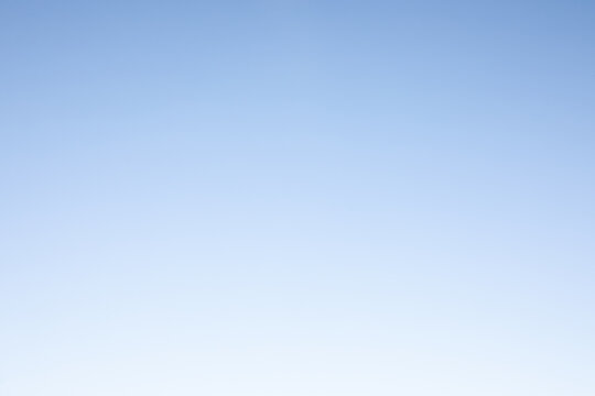 Blauer ruhiger Himmel mit leichtem Farbverlauf als Hintergrund