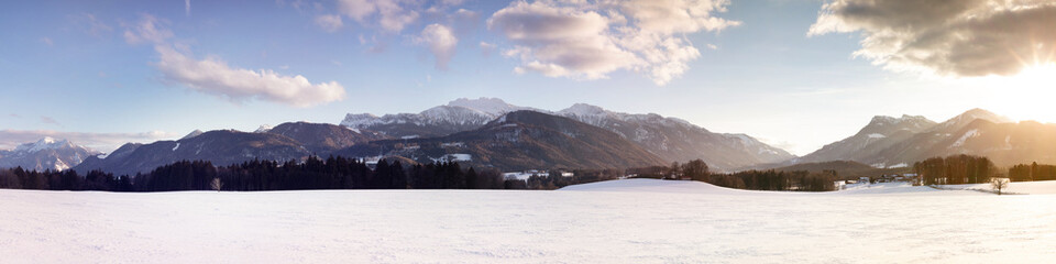 Winterliches Alpenpanorama mit schneebedeckten Bergen bei Sonnenaufgang