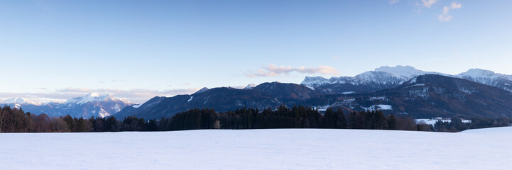 Winterliches Alpenpanorama mit schneebedeckten Bergen bei Sonnenaufgang