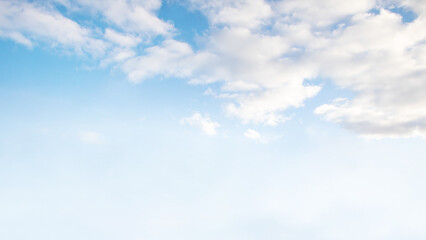 Blauer Himmel mit weißen Wolken als Hintergrund