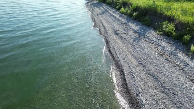 Aerial view of a pebble beach on the shore of Lake Ontario - Vue a&eacute;rienne d'une plage de galet au bord du lac Ontario
