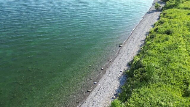 Aerial view of a pebble beach on the shore of Lake Ontario - Vue a&eacute;rienne d'une plage de galet au bord du lac Ontario