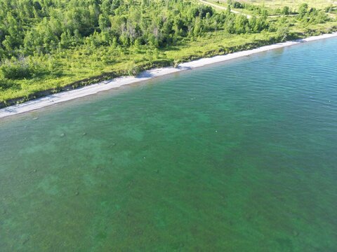 Aerial view of a pebble beach on the shore of Lake Ontario - Vue aérienne d'une plage de galet au bord du lac Ontario - Powered by Adobe