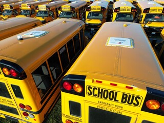top view of a yellow school bus parking lot - vue de dessus d'un parc de stationnement de bus scolaire jaune
