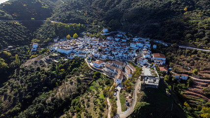 Vista a&eacute;rea del municipio de Benadalid en el valle del Genal, Andaluc&iacute;a