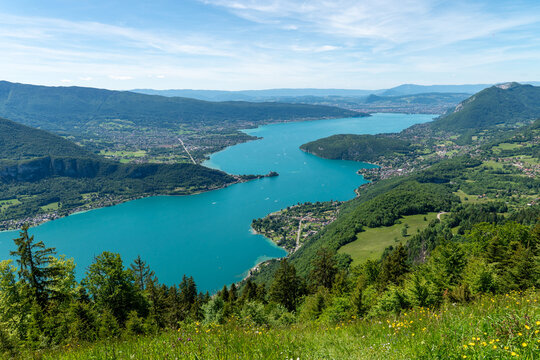 Le lac d'Annecy est situ&eacute; en Haute-Savoie