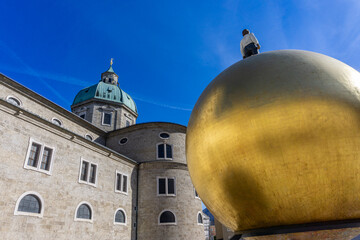 Österreich, Salzburg, Dom und Goldene Kugel am Kapitelplatz in der Innenstadt
