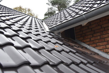 Ein frisch eingedecktes Dach bei einem im Bau befindlichen Hauses